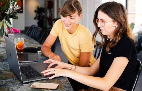 Explore the details and implications of 《事业单位专业技术人员基本工资标准表》 for professional technical staff.